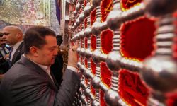 السوداني يؤدي مراسم الزيارة عند مرقد أمير المؤمنين (عليه السلام) في النجف الأشرف.